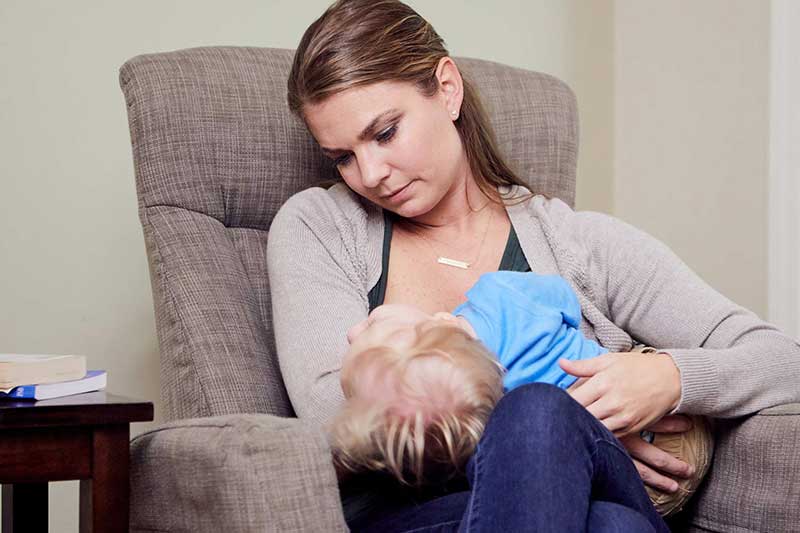 distracted infant while breastfeeding